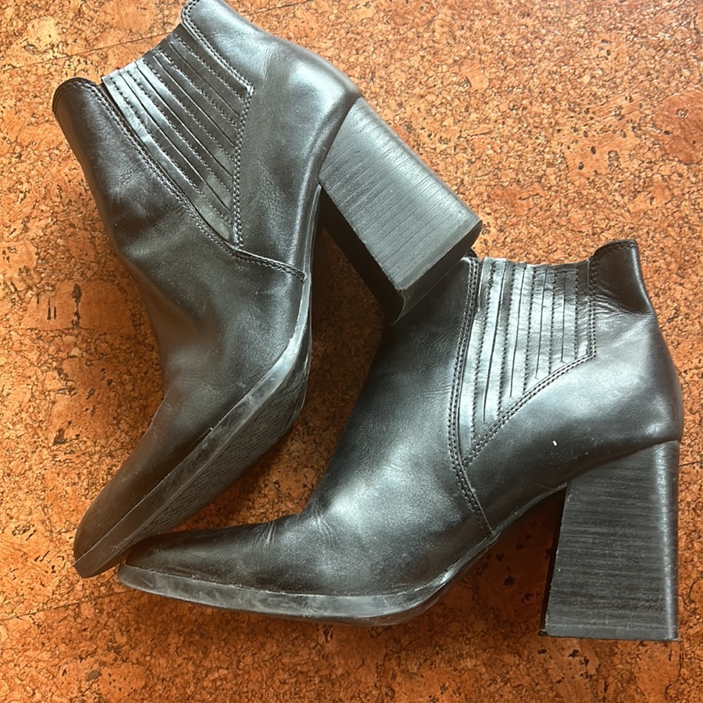Ladies Marc Fisher Booties (9.5M) - LIKE NEW